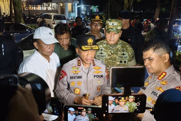 150 Orang Berbaju Hitam Rusak Pos Polisi dan Videotron di Bandung, Kapolda: Mereka Bawa Bahan Bakar