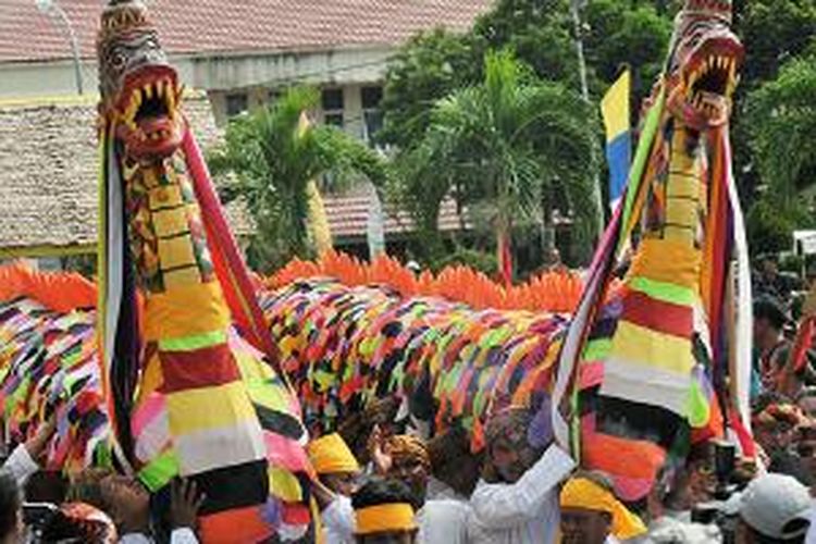 Warga dan kerabat keraton mengangkat boneka naga raksasa untuk dibawa ke Kutai lama dalam rangkaian upacara adat Erau di Kabupaten Kutai Kartanegara, Kaltim, Jumat (20/6/2014).
