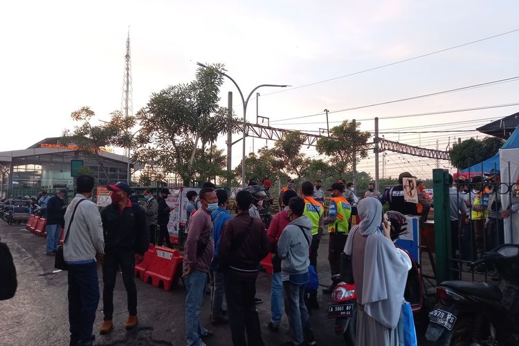 Sejumlah calon penumpang KRL Commuter Line ditolak masuk ke Stasiun Rangkasbitung lantaran tidak bisa menunjukkan surat tugas atau STRP.