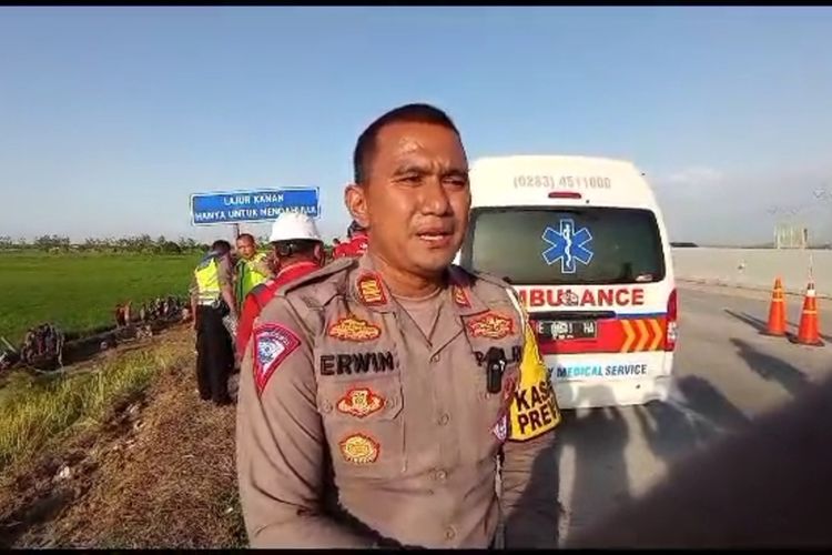 Kasat Lantas Polres Tegal AKP Erwin Chan Siregar usai melakukan evakuasi korban lakalantas bus Agra di Tol Pemalang-Pejagan