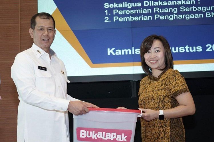 Bukalapak secara simbolis menyerahkan 1.000 paket bantuan untuk korban gempa di Halmahera Selatan, Maluku Utara. Bantuan ini diserahkan oleh Chief Financial Officer Bukalapak, Natalia Firmansyah kepada Kepala Badan Nasional Penanggulangan Bencana (BNPB) Letjen TNI Doni Monardo, Kamis (1/8/2019). 