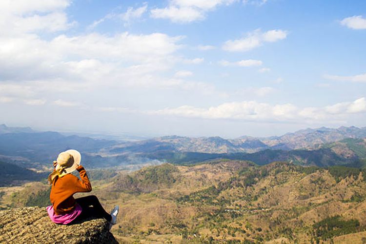 Spot Foto Favorit di Gunung Besek Berlatar Belakang Hamparan Barisan Pegunungan