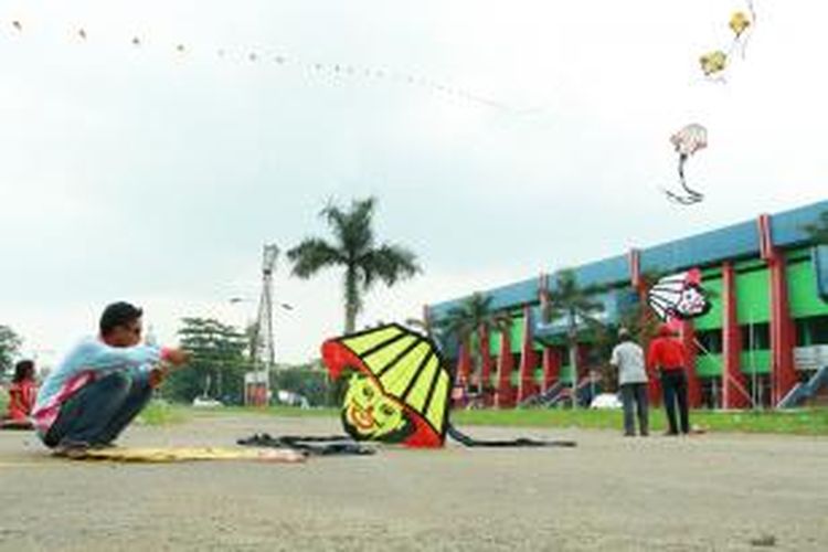 Salah satu peserta lomba layang-layang saat mencoba menerbangkan layanganya dalam rangkaian Festival Budaya Bumi Khatulistiwa XI, di kompleks GOR Pangsuma, Pontianak, Kalimantan Barat (28/9/2013)