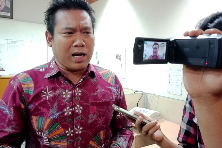 Wakil Ketua Fraksi PDI Perjuangan DPRD Sumut Sutrisno Pangaribuan mengatakan, banyak kejanggalan dalam kronologis hilangnya uang honor sebanyak Rp1,6 miliar milik Pemerintah Provinsi Sumut, Jumat (13/9/2019)
