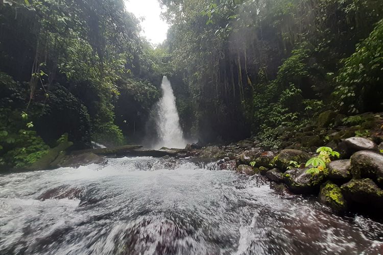 Air Terjun Telunjuk Raung, di Kecamatan Songgon, Kabupaten Banyuwangi, Jawa Timur, tetap menarik wisatawan saat pandemi Covid-19 (14/02/2021).