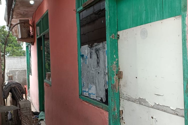 Bangunan kontrakan yang menjadi tempat NK mengeksekusi anaknya yaitu A di RT 06 RW 09, Kelurahan Klender, Duren Sawit, Jakarta Timur. Di bangunan tersebut, ada tiga pintu kamar dengan masing-masing kamar hanya berbentuk satu petak.