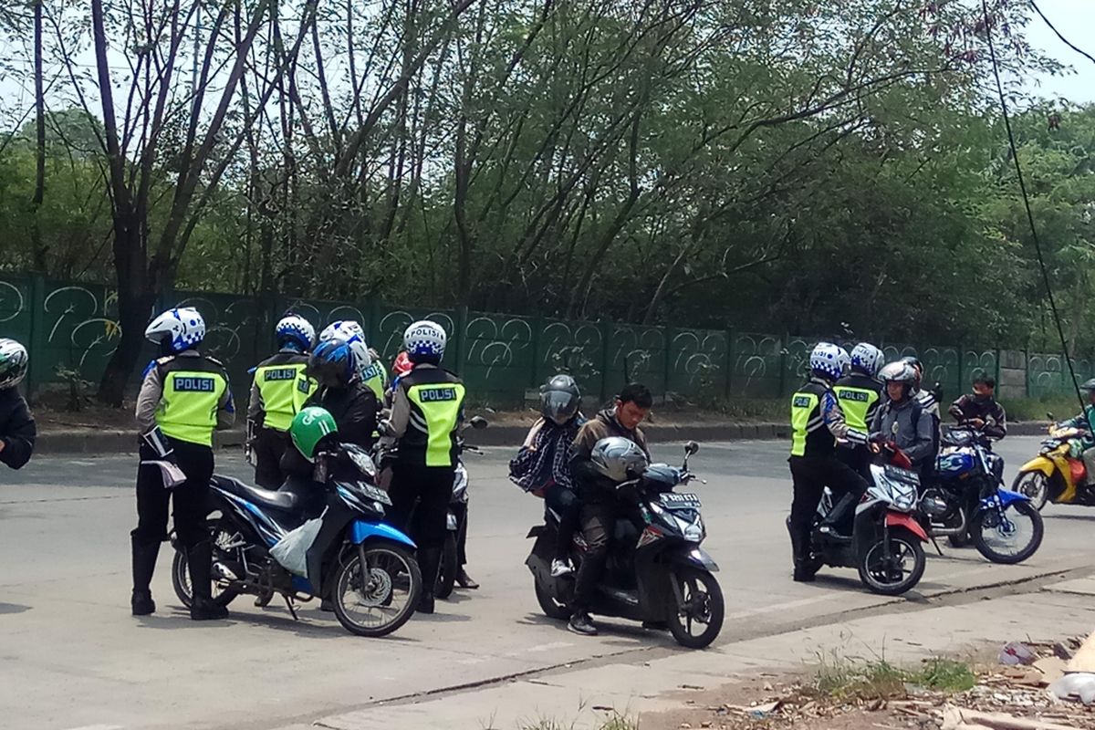 Polisi tengah memberikan penjelasan terkait pelanggaran yang dilakukan pengendara saat terjaring dalam Operasi Zebra di Jakarta, Kamis (2/11/2017).