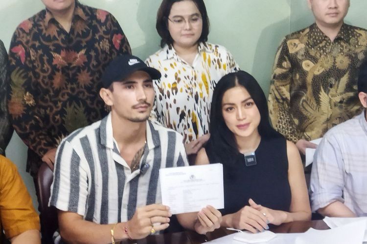 Artis peran Jessica Iskandar dan suaminya, Vincent Verhaag, dalam jumpa pres kasus penipuan dan penggelapan, di kawasan Menteng, Jakarta Pusat, Kamis (14/7/2022). 