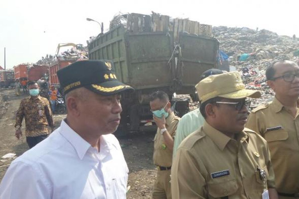 Wali Kota Bekasi Rahmat Effendi dan Pelaksana tugas Gubernur DKI Jakarta Sumarsono di TPST Bantargebang, Bekasi, Selasa (8/11/2016). 