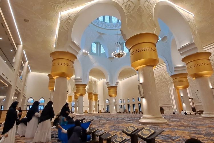 Suasana di Masjid Raya Sheikh Zayed Kota Solo, Jawa Tengah.