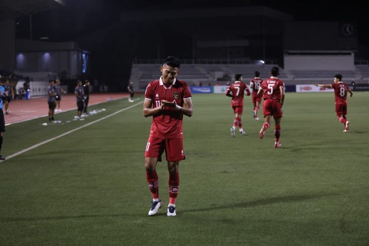 Penyerang timnas Indonesia Dendy Sulistyawan melakukan selebrasi seusai mencetak gol dalam laga terakhir Grup A Piala AFF 2022 kontra Filipina di Stadion Rizal Memorial, Manila, pada Senin (2/1/2023) malam WIB. Timnas Indonesia berhasil memenangi laga tersebut dengan skor 2-1. Alhasil, mereka berhak melanjutkan perjuangan ke semifinal Piala AFF 2022. Di artikel ini tersaji jadwal semifinal Piala AFF 2022.