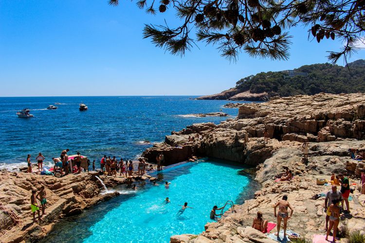 Ilustrasi kolam renang alami Es Cau, Begur, Spanyol. Es Cau merupakan salah satu lokasi syuting Legend of the Blue Sea. 