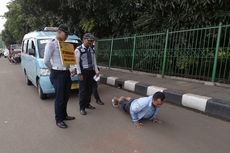 Langar Lalu Lintas, Sopir Angkot Kena Sanksi Push-up di Pinggir Jalan