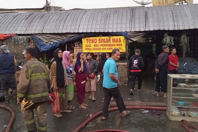 Korban kebakaran sedang mencari barang dagangan yang tersisa dari kebakaran di Pasar Leuwiliang, Kabupaten Bogor, Jawa Barat, Kamis (28/9/2023).