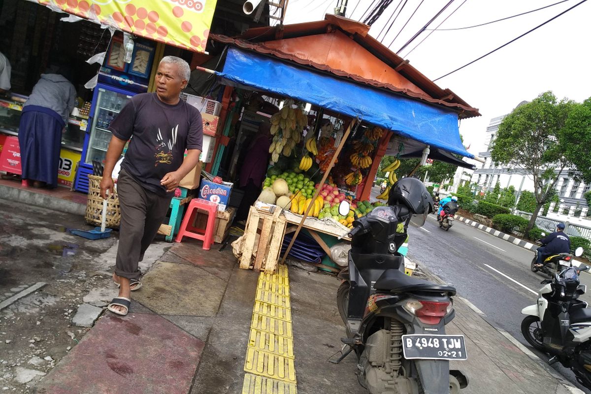 Ruas trotoar yang di pakai berjualan PKL di seberang terminal Rawamangun, Senin (27/11/2017).