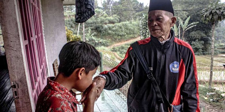 Hadjar Safudin (75) seorang guru honorer yang mengabdi 52 tahun di SD Negeri Babakan Sirna, Bandung Barat.