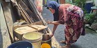 Sudah Puluhan Tahun, Warga Cengkareng Terpaksa Begadang demi Air Bersih