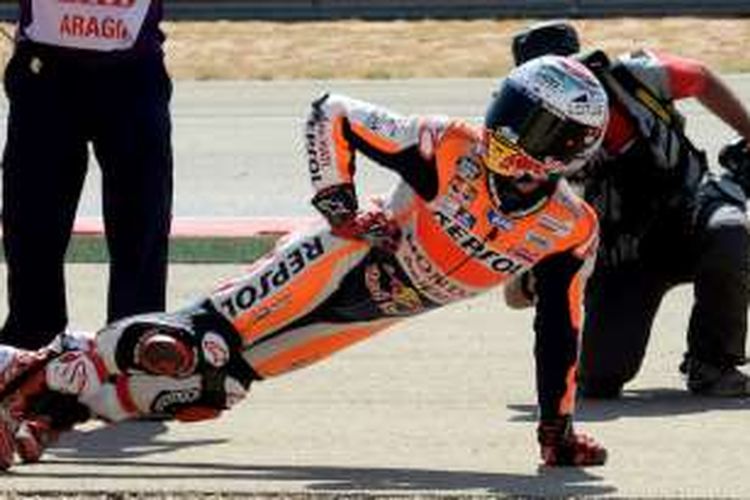 Pebalap Repsol Honda asal Spanyol, Marc Marquez, melakukan selebrasi setelah memenangi balapan GP Aragon di Sirkuit MotorLand Aragon, Minggu (25/9/2016).