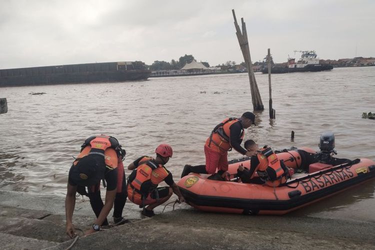 Tim Basarnas sisir Sungai Musi mencari satu korban ledakan kapal jukung, Selasa (2/4/2024).