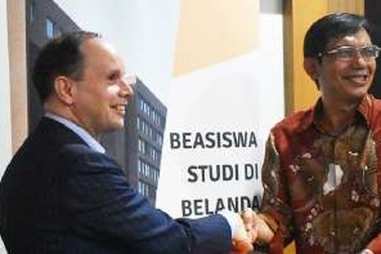 Penyerahan beasiswa Studeren in Nederland atau StuNed tersebut sudah dilakukan di Bandung, Rabu (31/8/2016) lalu, oleh Han Dommers, Direktur NESOs, kepada Suhono Supangkat, Direktur Smart City and Communication Innovation Center ITB.