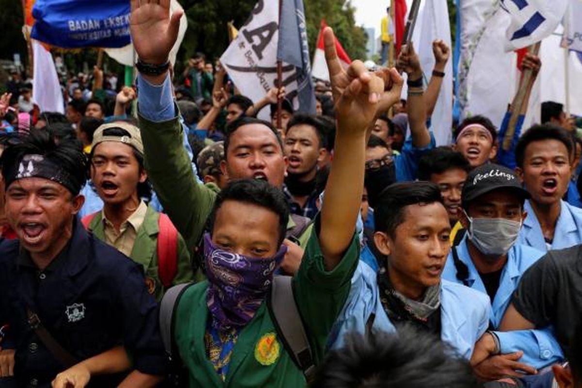 Mahasiswa menggelar unjuk rasa aksi bela rakyat 121 di sekitar istana negara, Jakarta Pusat, Kamis (12/1/2017). Aksi Bela Rakyat 121 ini digelar serentak di 19 titik di Indonesia. Mahasiswa menuntut pencabutan Peraturan Pemerintah Nomor 60 Tahun 2016 tentang kenaikan tarif atas jenis penerimaan negara bukan pajak (PNBP) yang berlaku pada Kepolisian Republik Indonesia dan menolak kenaikan tarif listrik golongan 900 VA serta memprotes kenaikan harga kebutuhan pokok pada awal 2017.