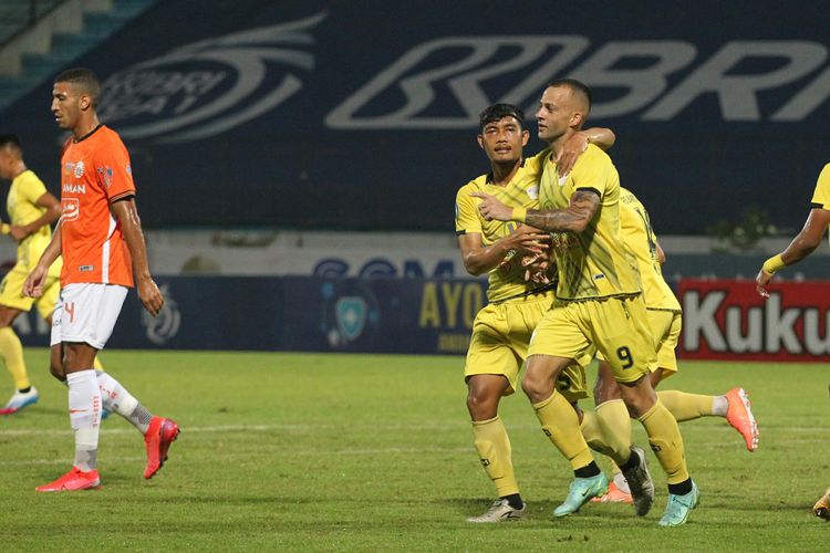 Selebrasi penyerang Barito Putera, Aleskandar Rakic, seusai membobol gawang Persija Jakarta dalam lanjutan Liga 1 di Stadion Moh. Subroto, Magelang, Jumat (5/11/2021).