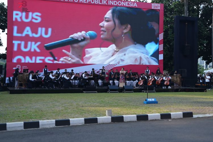 SMK TI Muhammadiyah Cikampek bersama jebolan Indonesian Idol sukses menyemarakkan HUT ke-78 Republik Indonesia (RI) melalui penampilan orkestra di Kemendikbud Ristek pada Kamis (17/8/2023).