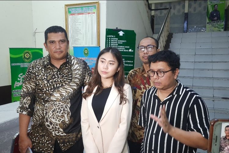 Ayu Thalia didampingi kuasa hukumnya menghadiri sidang di Pengadilan Negeri (PN) Jakarta Utara, pada Kamis (10/11/2022). Ayu berstatus sebagai terdakwa dugaan pencemaran nama baik putra Ahok, Nicholas Sean.  