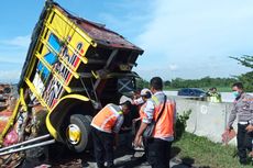 Truk Pengangkut Cabai Tabrak Pembatas Jalan di Tol Jombang-Mojokerto, Sopir Tewas