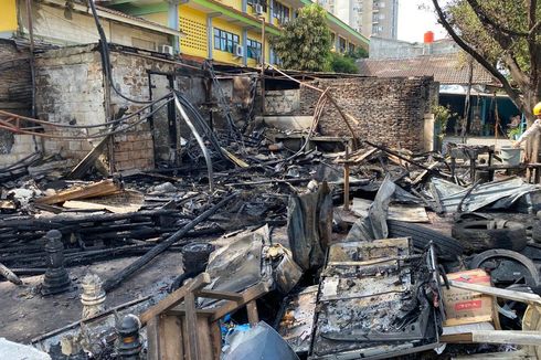 Warga Ungkap Listrik Sempat Mati Sebelum Api Lalap Bangunan Semipermanen di Kembangan