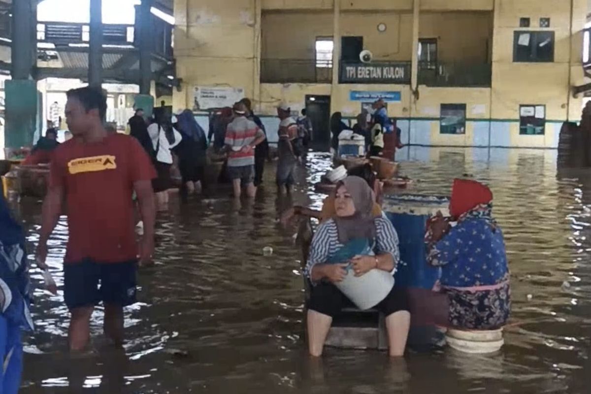 Kondisi banjir rob yang menggenangi KUD Mina Bahari di Desa Eretan Kulon, Kecamatan Kandanghaur, Kabupaten Indramayu, Sabtu (6/12/2025)
