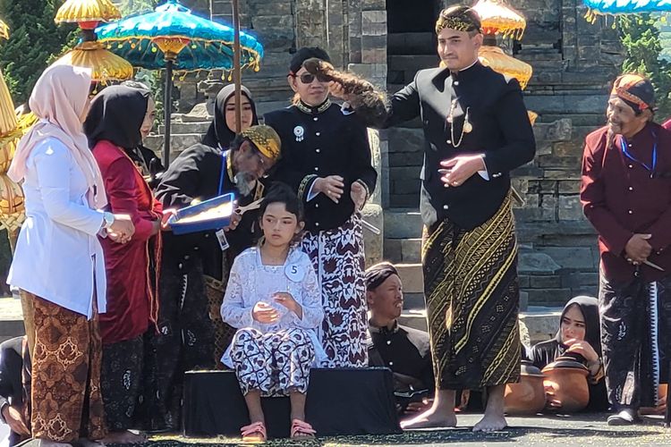Prosesi ritual pencukuran anak berambut gimbal pada puncak Dieng Culture Festival (DCF) di kompleks Candi Arjuna, Desa Dieng Kulon, Kabupaten Banjarnegara, Jawa Tengah, Sabtu (24/8/2024).