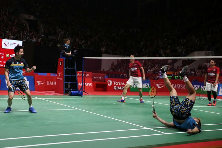 Ganda putra Indonesia, Marcus Fernaldi Gideon dan Kevin Sanjaya Sukamuljo bertanding melawan ganda putra Indonesia, Mohammad Ahsan dan  Hendra Setiawan pada pertandingan final Daihatsu Indonesia Masters 2019 di Istora Senayan, Jakarta, Minggu (27/1/2019). Gideon dan Kevin tampil sebagai juara setelah menang 21-17 dan 21-11.