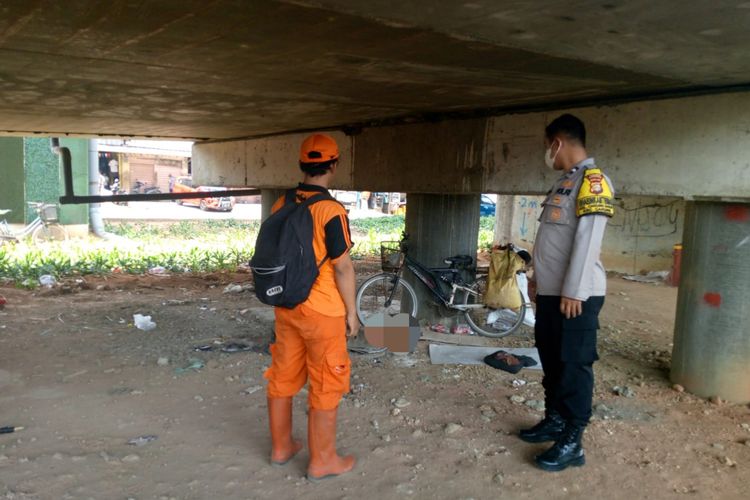 Lansia tanpa identitas yang ditemukan meninggal dunia di Jalan Raya Bekasi, kolong Tol Cakung, Jakarta Timur, Rabu (6/9/2023). Lansia yang disebutkan sebagai ODGJ itu diduga meninggal dunia karena sakit.