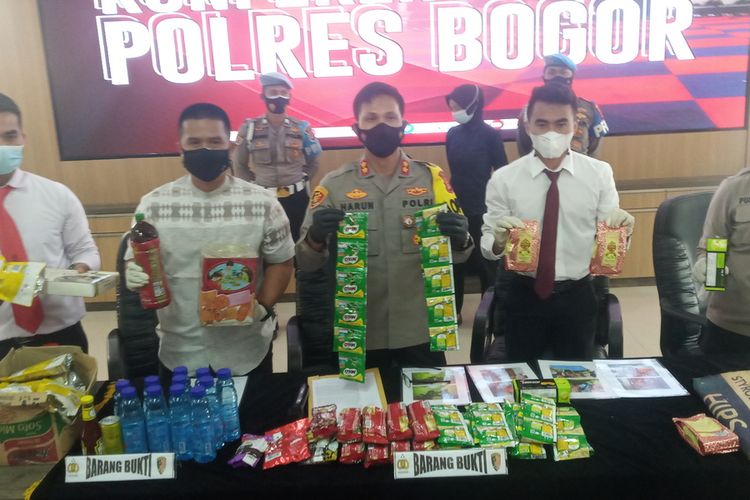 Kepolisian Resor Bogor, Jawa Barat, tengah mengungkap kasus penjualan makanan kedaluwarsa dari bekas banjir di wilayah Kecamatan Cileungsi, Kabupaten Bogor, Rabu (6/10/2021).