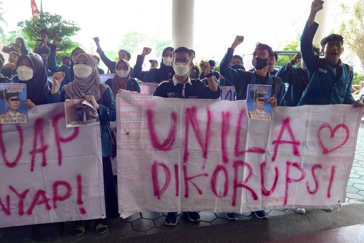 Mahasiswa Unila berdemonstrasi di depan Gedung Rektorat, Senin (22/8/2022) terkait kasus korupsi yang menjerat Rektor Unila.
