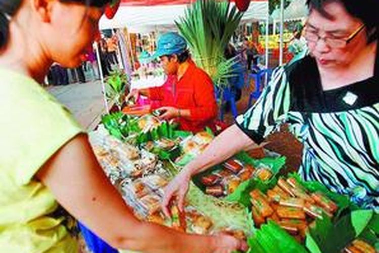 Pedagang makanan untuk berbuka puasa menata dagangannya saat mengikuti Fest ival Ramadhan 1430 H di Lapangan Banteng, Jakarta Pusat, Jumat (28/8). Selain berburu makanan dan minuman, di lokasi tersebut warga juga mencari busana Muslim.