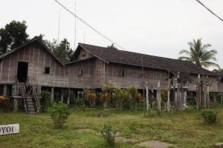Rumah tradisional Dayak atau betang.