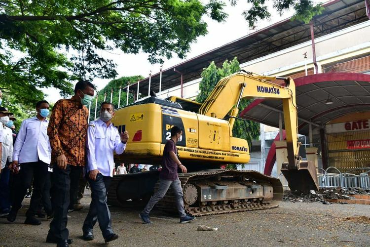 Stadion Mattoanging mulai dibongkar dengan menggunakan alat berat, Rabu (21/10/2020).