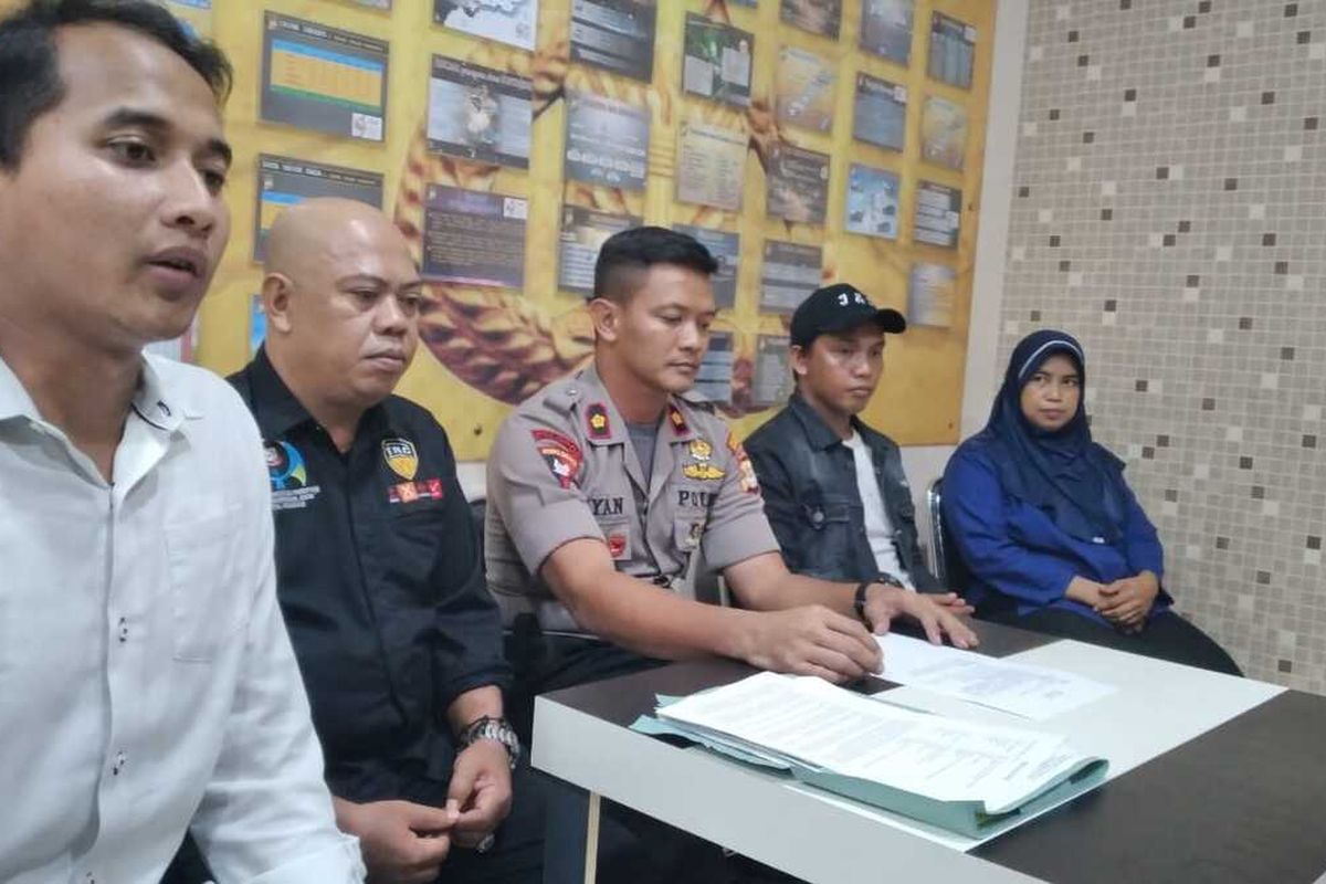 Kapolsek Biringkanaya Kompol Wayan Wayracana Aryawan (tengah) bersama tim P2TP2A Kota Makassar dan M, ibu penampar siswi SD saat konferensi pers di kantor Polsek Biringkanaya, Senin (6/1/2019).