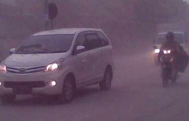 Mobil menerobos abu vulkanis dari letusan Gunung Kelud.