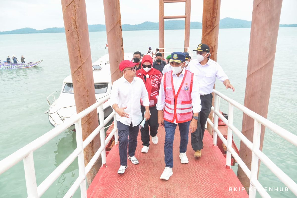 Menteri Perhubungan Budi Karya Sumadi meninjau pelabuhan yang ada di Pulau Bangka pada Minggu (3/7/2022).