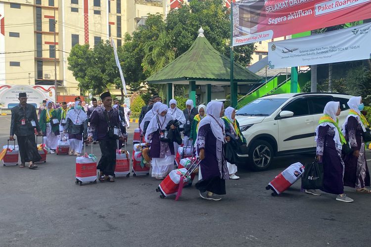 Para jemaah haji Embarkasi Surabaya saat akan berangkat, Senin (20/5/2024).
