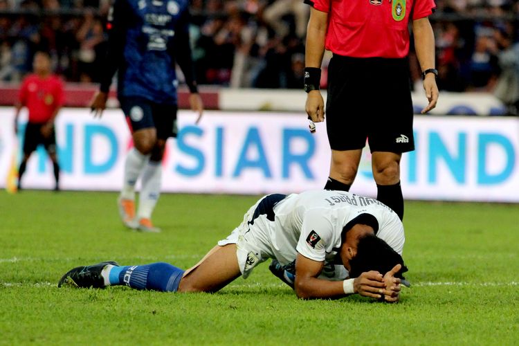 Pemain PSIS Semarang Wahyu Prast tersungkur seusai dijatuhkan pemain Arema FC saat pertandingan semifinal leg kedua Piala Presiden 2022 yang berakhir dengan skor 2-1 di Stadion Kanjuruhan Kepanjen, Kabupaten Malang, Senin (11/7/2022) sore.