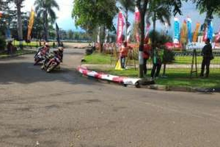 Suasana babak kualifikasi Honda Dream Cup 2016 seri ke-3 Jawa Barat di Sirkuit Manunggal Brigif 15 Kujang II, Cimahi, pada Sabtu (23/7/206).