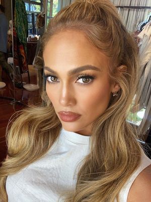 Jennifer Lopez terlihat bak Barbie di era 90an dengan gaya rambut barunya.