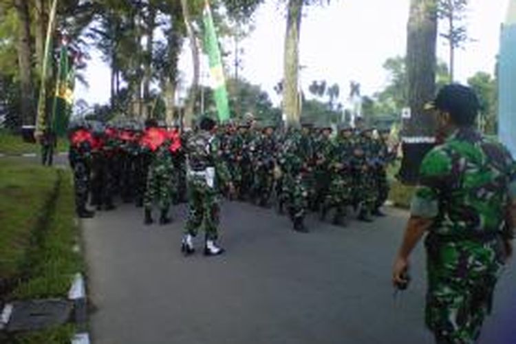 Para prajurit TNI Angkatan Darat mengikuti lomba peleton tangkas di Komplek Akmil Magelang, Selasa (9/8/2015).