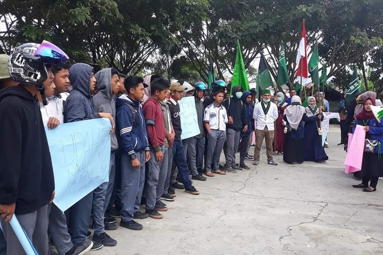 Puluhan pelajar yang sempat bergabung dengan barisan mahasiswa yang akan beruniukrasa menolak pengesahan sejumlah RUU di Aceh Tengah mendengarkan intruksi dari Koordinator Lapangan, Senin (30/9/2019) pagi. Mahasiswa menolak mengikutsertakan pelajar untuk aksi yang akan dilakukan saat itu.