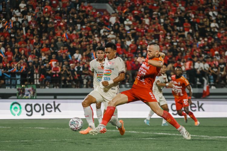 Pemain Bali United Ilija Spasojevic dijaga ketat pemain Persija Jakarta saat pertandingan pekan 1 Liga 1 2022-2023 yang berakhir dengan skor 1-0 di Stadion Kapten I Wayan Dipta Gianyar, Sabtu (23/7/2022) malam.