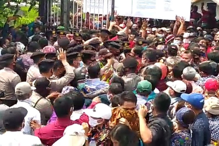 Kericuhan antar jemaat Gereja Huria Kristen Batak Protestan (HKBP) Cibinong, Kabupaten Bogor, Jawa Barat, berlangsung panas pada Minggu (16/8/2020) siang.